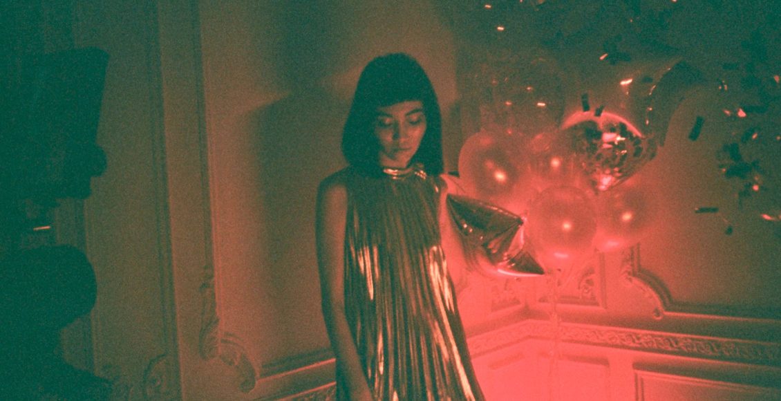 davetlerde parildayin ozel durumlar icin giyim kombin onerileri